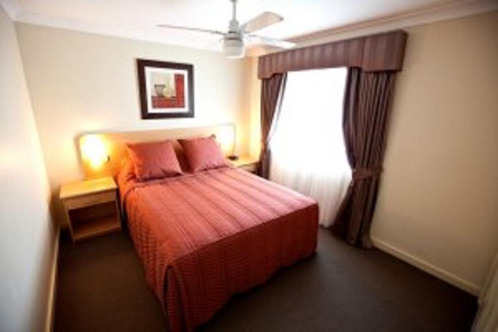 Cattlemans Country Motor Inn & Serviced Apartments Ντούμπο Δωμάτιο φωτογραφία
