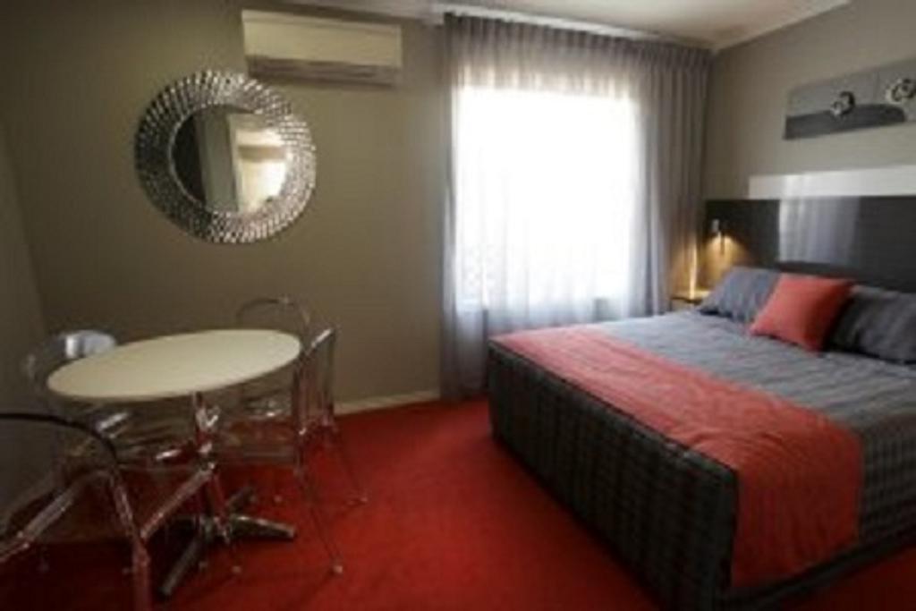 Cattlemans Country Motor Inn & Serviced Apartments Ντούμπο Δωμάτιο φωτογραφία