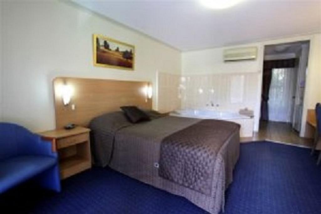 Cattlemans Country Motor Inn & Serviced Apartments Ντούμπο Δωμάτιο φωτογραφία
